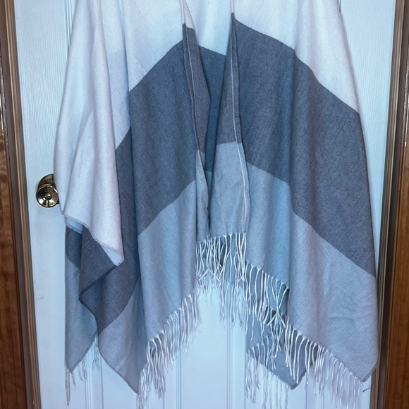 Elegant Gray and White Fringed Wrap - Picture 4 of 7